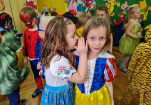dwie dziewczynki podczas balu