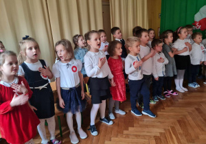 Dzieci śpiewają piosenkę o Polsce