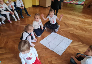 Dzieci układają z części mapę konturową Polski