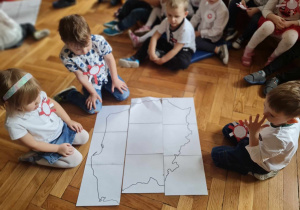 Dzieci układają z części mapę konturową Polski