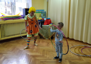 Chłopiec próbuje kręcić dużym hula-hop