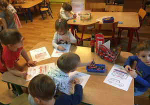 Dzieci kolorują symbol Wielkiej Brytanii - piętrowy czerwony autobus