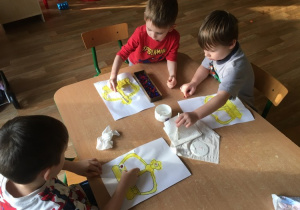 Dzieci malują farbami koronę królewską