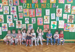 Grupa na tle dekoracji - misie - własnoręcznie kolorowane przez dzieci