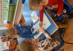 Dzieci pokazują na mapie Europy, gdzie leży Francja
