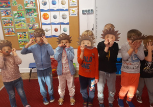 Dzieci w jeżowych maskach pozują do zdjęcia
