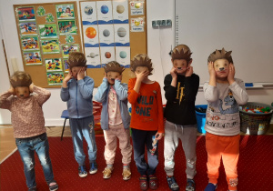 Dzieci w jeżowych maskach pozują do zdjęcia