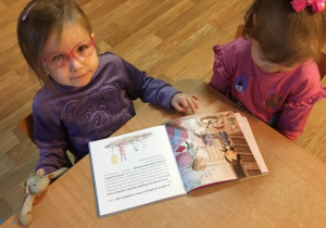 Dwie dziewczynki przeglądają książkę