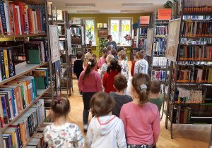 Dzieci zwiedzają pomieszczenia biblioteki