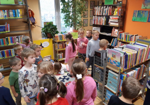 Dzieci wyszukują interesujących je książek
