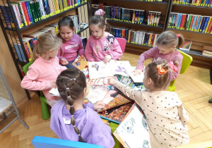 Grupa dziewczynek przegląda wybrane przez siebie książki