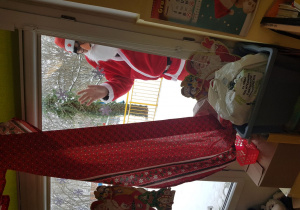 Mikołaj zagląda przez okno do sali