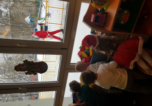 Dzieci zauważyły Mikołaja chodzącego za oknem