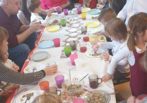 Wspólny posiłek dzieci i rodziców