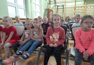 Dzieci siedzą na widowni