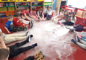 Dzieci obserwują efekt reakcji suchego lodu połączonego z gorącą wodą