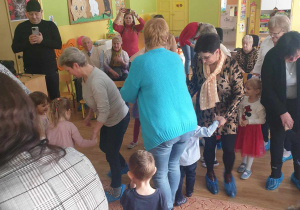 Dzieci tańczą ze swoimi dziadkami