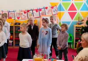 Dzieci prezentują program artystyczny