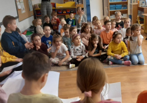 Dzieci słuchają bajki czytanej przez uczniów