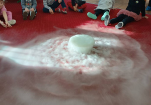 Dzieci podczas eksperymentu z suchym lodem