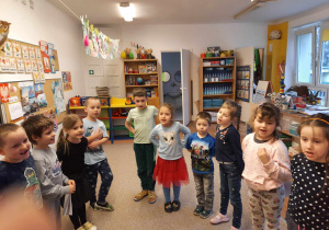 Grupa dzieci śpiewa jubilatce.