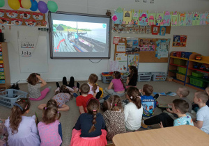 Dzieci oglądają prezentację.