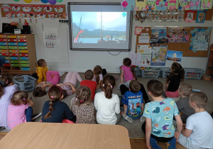 Dzieci oglądają prezentację.