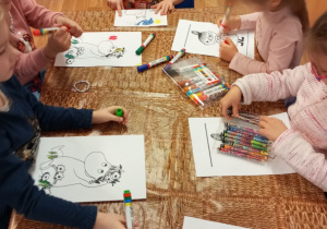 Dzieci kolorują malowanki z Muminkami