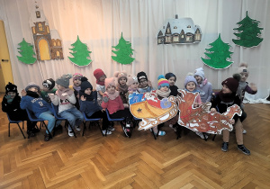 Dzieci siedzą w zaprzęgu św. Mikołaja i jadą do Laponii