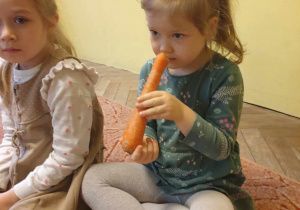 Dziewczynka ogląda marchewkę