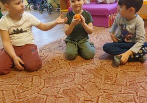 Chłopiec określa wygląd mandarynki