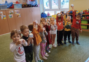 Dzieci pokazują prezenty od Borysa