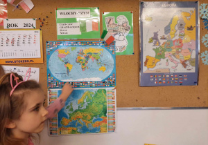 Dziewczynka pokazyje mapę Włoch.