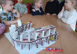 Dzieci budują Koloseum z pudełek po zapałkach