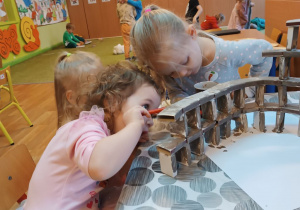 Dziewczynki malują Koloseum