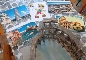 Pamiątki z wycieczki, zdjęcia zabytków i Koloseum wykonane przez dzieci