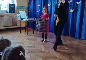Dziewczynka bierze udział w pokazie Iluzjonisty