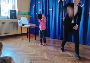 Dziewczynka bierze udział w pokazie Iluzjonisty
