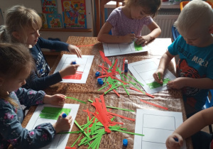 Dzieci wykonują pracę plastyczną - flaga Włoch