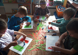 Dzieci wykonują pracę plastyczną - flaga Włoch