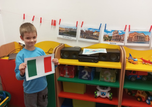 Chłopiec trzyma flagę Włoch