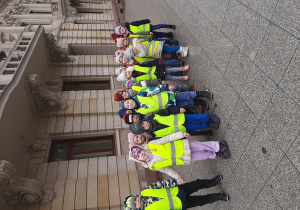 Dzieci stoją w parach przed Pałacem Poznańskiego
