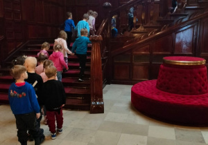 Dzieci zwiedzają muzeum