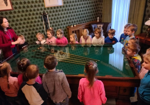 Dzieci zwiedzają muzeum