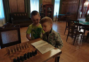 Chłopcy oglądają szachy