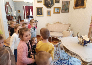 Grupa dzieci ogląda salonik