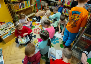 Dzieci oglądają książeczki w bibliotece