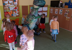 Dzieci witają się z dinozaurem