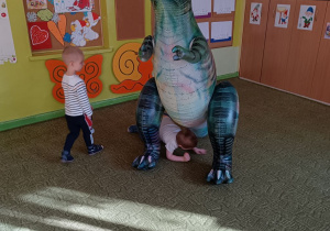 Chłopcy ćwiczą z dinozaurem
