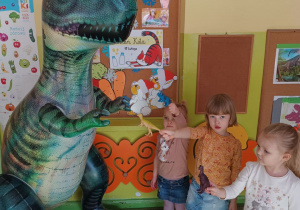 Dziewczynki pokazują swoje dinozaury